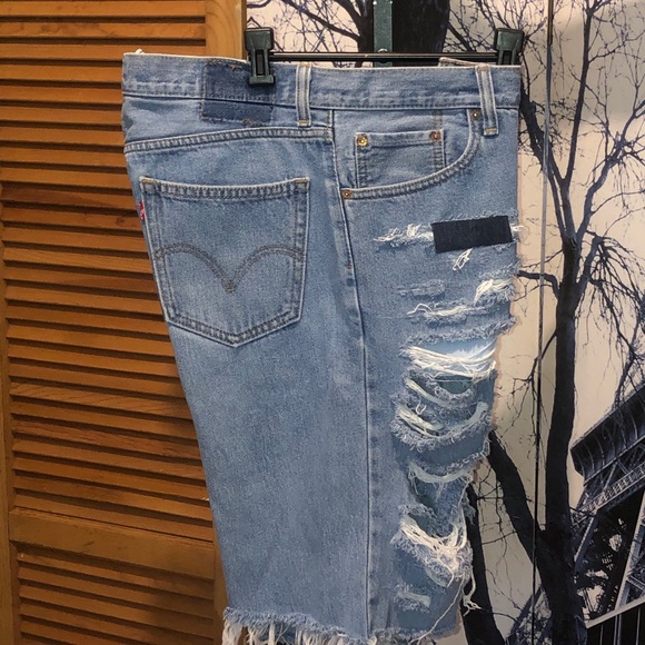 Graffiti Bridge Men’s Distressed Denim Shorts - Picture 7 of 8